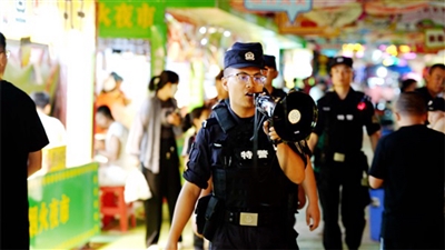 近期，鹽池縣公安局各派出所大力開(kāi)展“見(jiàn)警察、見(jiàn)警燈、見(jiàn)警車(chē)”夏季治安隱患集中清查整治行動(dòng)。
    本報(bào)通訊員 劉華 攝