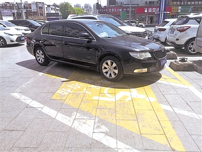 <p>　　銀川溫州商城門(mén)口停車(chē)場(chǎng)殘疾人專用泊位被占用。</p>