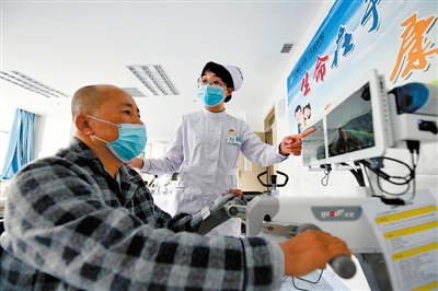 <p>　　①　石嘴山市第二人民醫院康復醫學科護士長、第三批寧夏援助湖北醫療隊隊員劉佳正在指導、幫助病人進行康復訓練。</p>