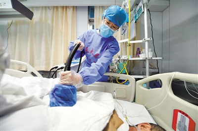 <p>　　⑦　寧夏醫科大學總醫院呼吸與危重癥醫學科主管護師、第六批寧夏援助湖北醫療隊隊員王蓓正在呼吸監護室為病人做體位引流治療。</p>