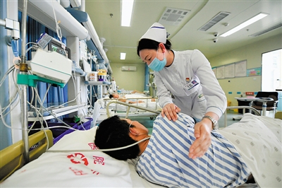 <p>　　⑧　石嘴山市第二人民醫院重癥醫學科（ICU）護士長、第三批寧夏援助湖北醫療隊隊員吳麗正在為久臥病床的病人拍打后背。</p>