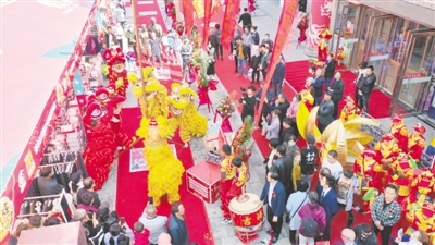 <p>　　10月1日，“雙節(jié)”來臨，銀川到處洋溢著喜慶的氣氛。一大早，興慶區(qū)鼓樓步行街就熱鬧非凡。一支從賀蘭縣趕來的舞獅隊(duì)的精彩表演，將歡樂的氣氛推向高潮。</p><p>　　本報記者　錢建忠　攝　</p>