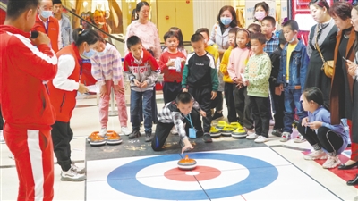 <p>　　10月1日，“雙節(jié)”長假第一天，銀川市金鳳區(qū)2020年“禮贊華誕·燃情中秋”秋季冰雪運(yùn)動嘉年華首場活動拉開帷幕。</p><p>　　本報記者　王剛　攝　</p>