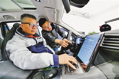 <p>　　新能源汽車以其能耗低、零排放的優(yōu)勢備受購車族青睞。</p>