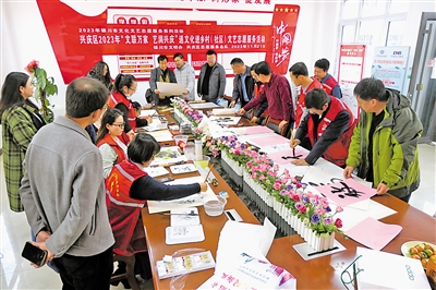 11月21日，文藝文化志愿者們揮筆寫字、潑墨作畫，為促進鄉村文化繁榮助力。當天，銀川市興慶區文聯組織部分文藝文化志愿者，走進掌政鎮茂盛村，開展送文化進鄉村志愿服務活動。本報通訊員 邵軒 攝